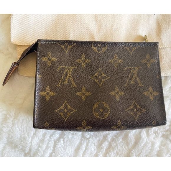 ❗️SOLD❗️LOUIS VUITTON Monogram Toiletry Pouch - Picture 2 of 9